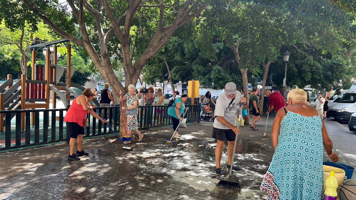 La “rebelión de las fregonas” de Málaga: las críticas por la suciedad derivan en una crisis reputacional del alcalde De la Torre