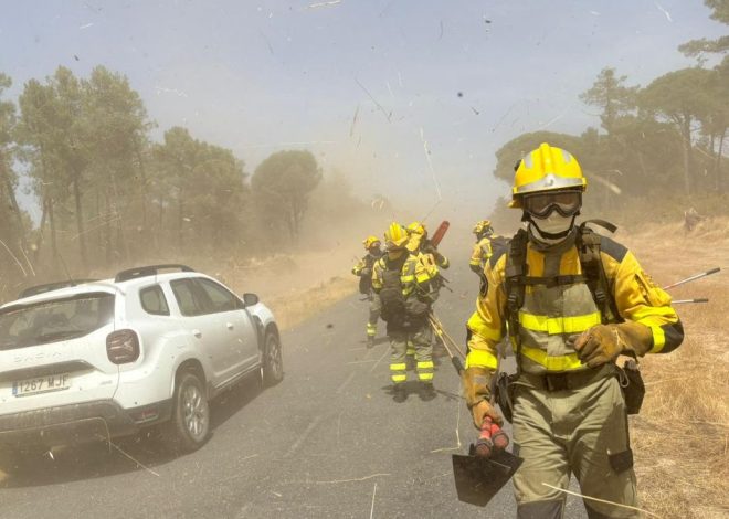 El incendio en el Hoyo de Pinares, en Ávila, obliga a suspender trenes y a activar a la UME