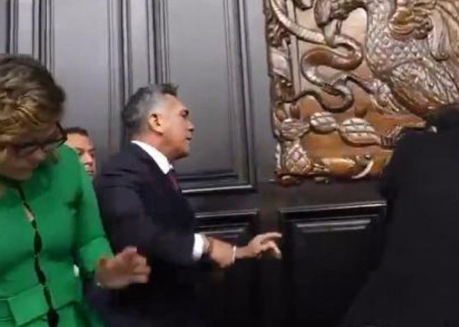 Un senador mexicano agrede a golpes al presidente de la Cámara al terminar una sesión en el Congreso