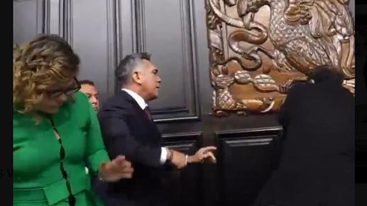 Un senador mexicano agrede a golpes al presidente de la Cámara al terminar una sesión en el Congreso