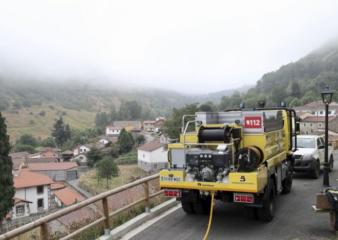 Los incendios obligan a suspender el transporte de buses lanzadera a varias reservas naturales en Asturias