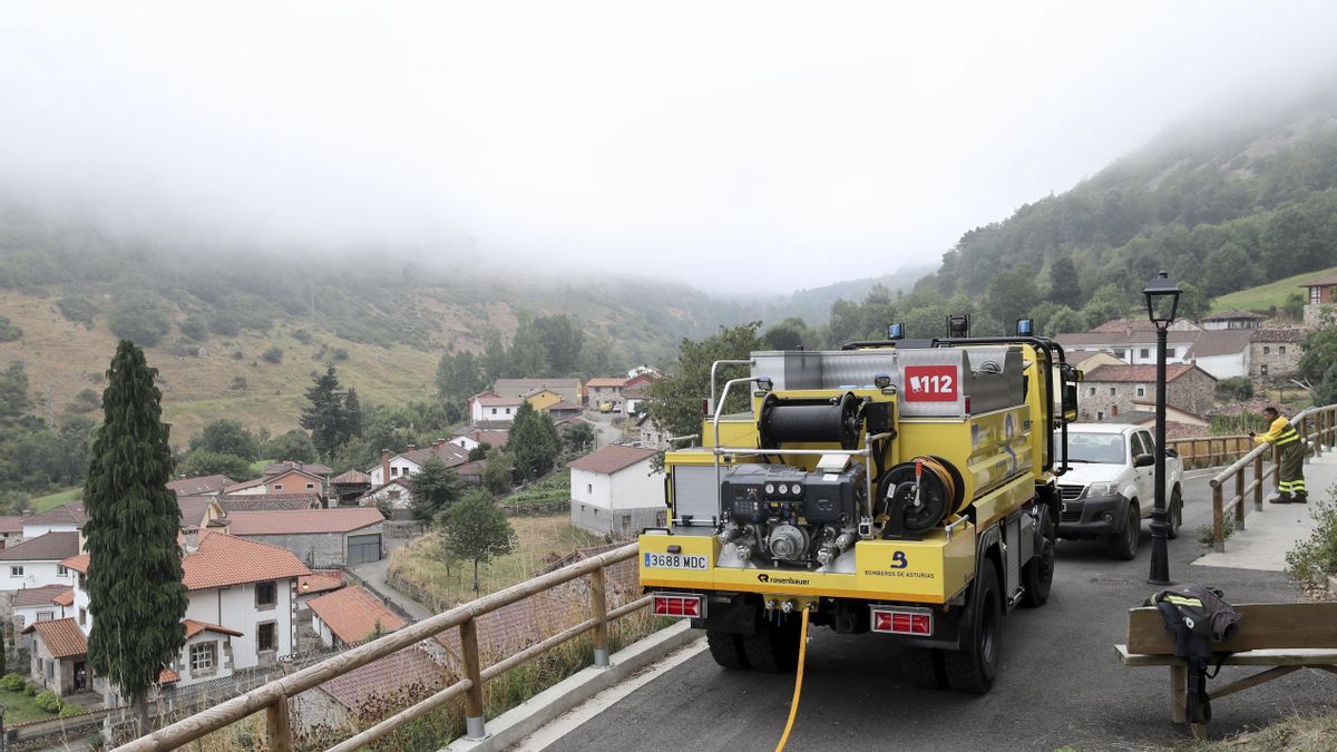 Los incendios obligan a suspender el transporte de buses lanzadera a varias reservas naturales en Asturias