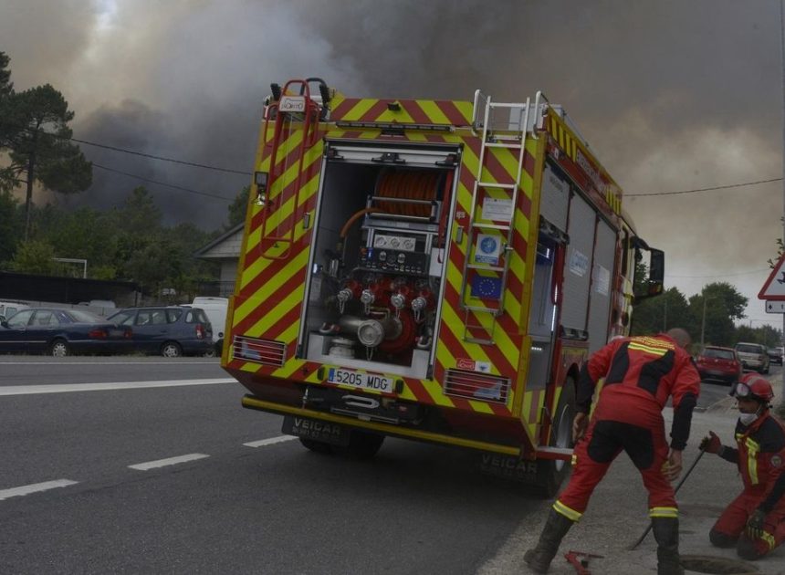 Dos bomberos heridos con quemaduras en un incendio en el municipio ourensano de Oímbra