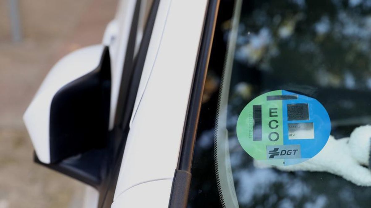 Las nuevas etiquetas ambientales de la DGT para 2026: así quedará la clasificación de los vehículos