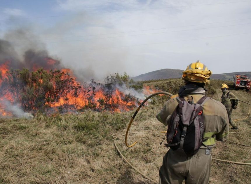 Leve respiro en Galicia: se mantienen activos los grandes incendios pero las hectáreas afectadas no aumentan