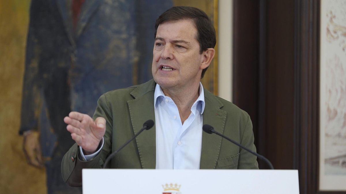 «Respondo de todo»: Mañueco admite la llamada urgente a personal tras ocho días de incendios y lo atribuye a «incidencias»