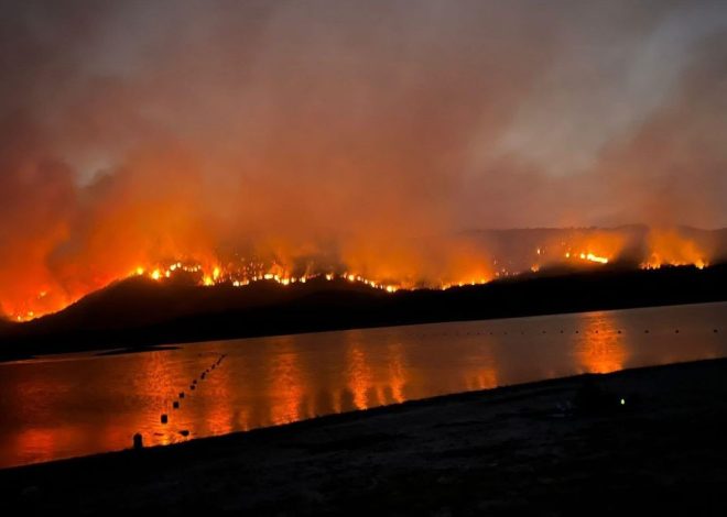 El fuego de Jarilla, descontrolado, obliga a evacuar Rebollar y cortar la carretera del Puerto de Honduras en Extremadura