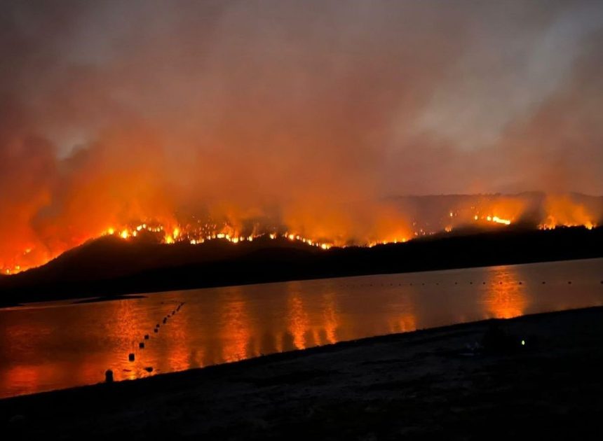 El fuego de Jarilla, descontrolado, obliga a evacuar Rebollar y cortar la carretera del Puerto de Honduras en Extremadura