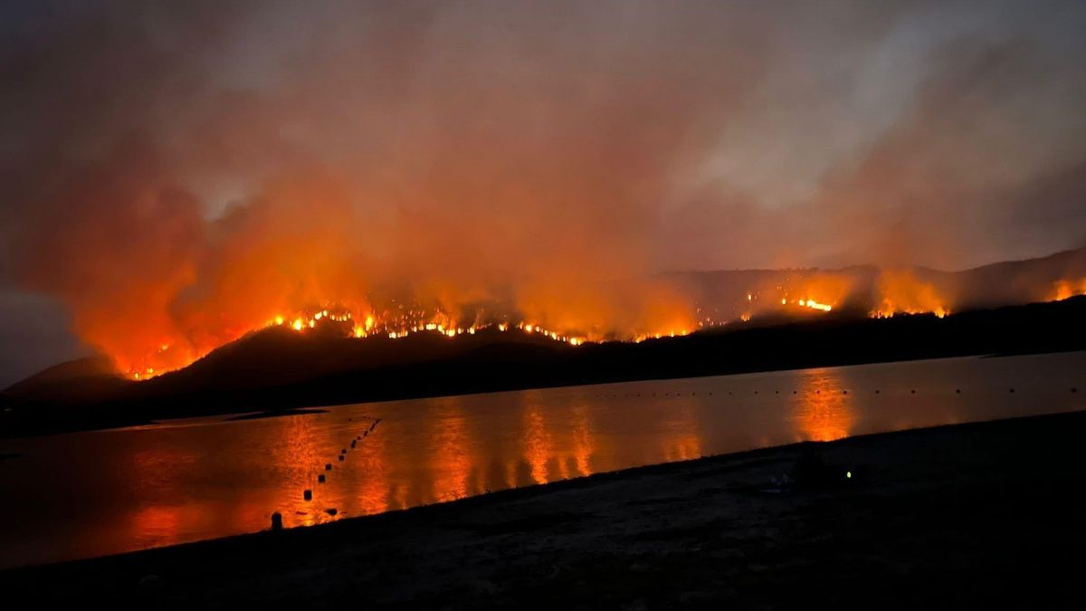 El fuego de Jarilla, descontrolado, obliga a evacuar Rebollar y cortar la carretera del Puerto de Honduras en Extremadura