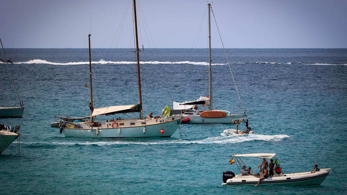 Mojitos y ‘caipirinhas’ en alta mar: los ‘bares flotantes’ ilegales se apoderan de las playas de Ibiza