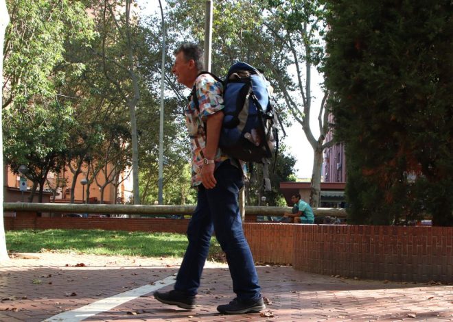 Caminar 15 km diarios por Barcelona hasta que se hace de noche, la rutina diaria de una persona sin hogar: «Intento ser fuerte»