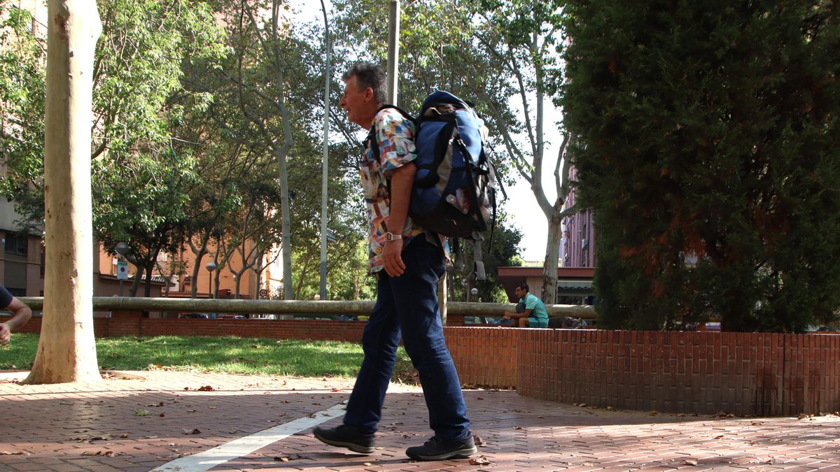 Caminar 15 km diarios por Barcelona hasta que se hace de noche, la rutina diaria de una persona sin hogar: «Intento ser fuerte»