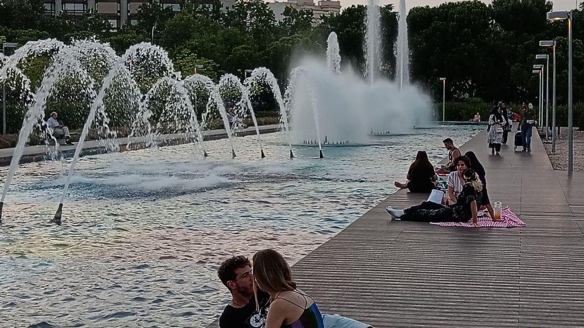 Lo que el agua puede en un parque de Madrid: de campo de golf a refugio climático por la lucha de los vecinos