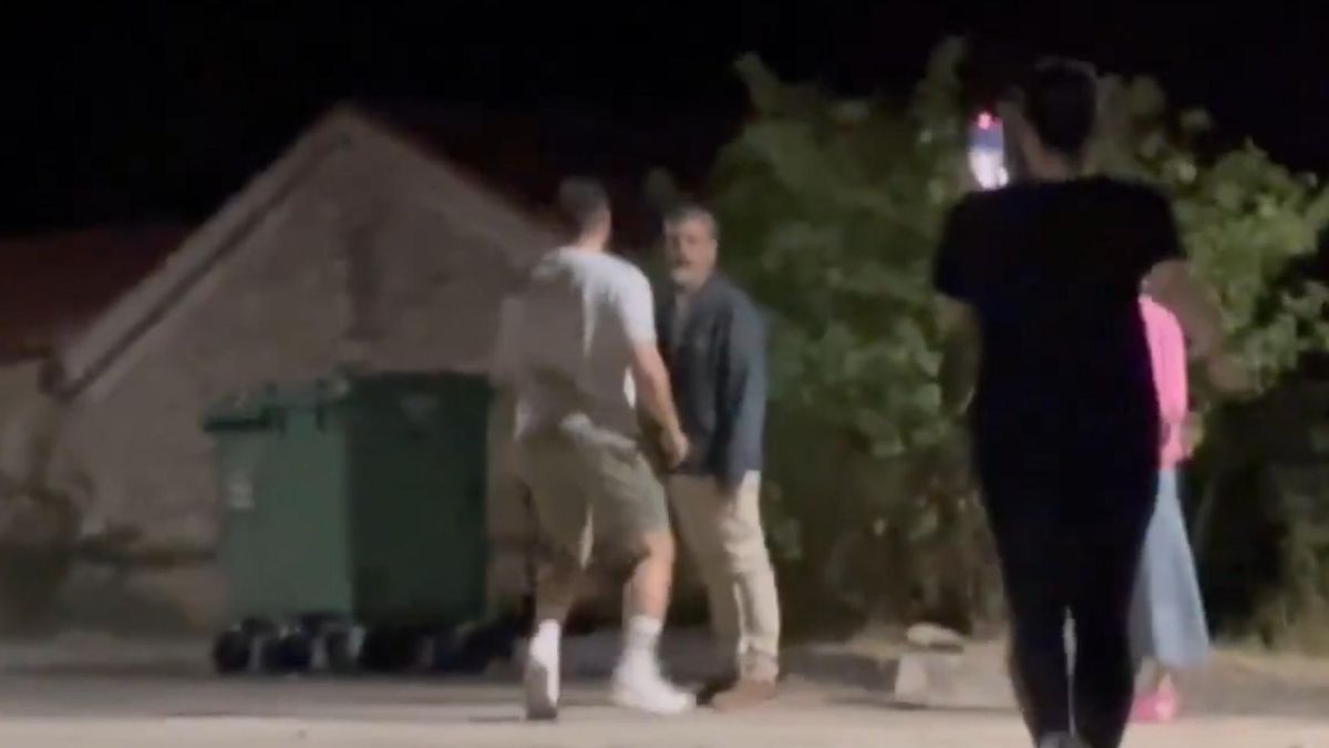 Tres ultraderechistas agreden al periodista de Diario Red Román Cuesta