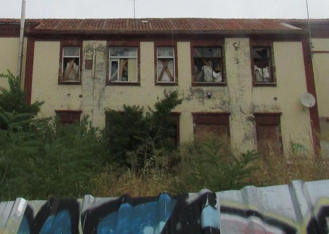 El colegio olvidado de Vallecas: casi un siglo de abandono entre promesas rotas y usos insólitos