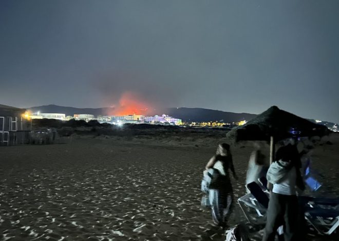 Llamas, burbuja inmobiliaria e infraestructuras escasas: los veraneantes de Atlanterra pasan la noche al raso ante la amenaza del fuego
