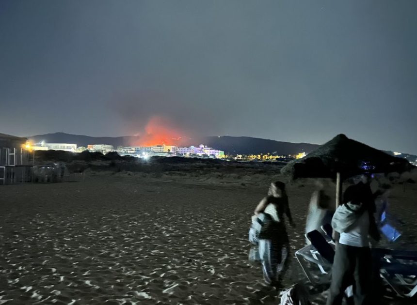 Llamas, burbuja inmobiliaria e infraestructuras escasas: los veraneantes de Atlanterra pasan la noche al raso ante la amenaza del fuego