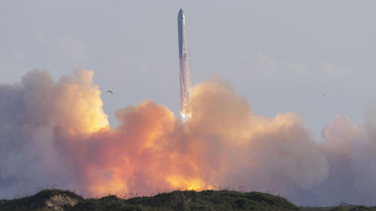 La nave Starship de Elon Musk completa con éxito su vuelo después de tres explosiones en lo que va de año