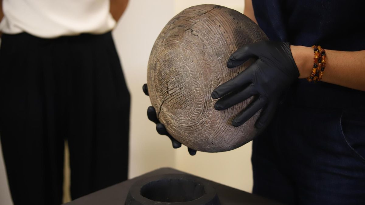 La vasija aborigen completa hallada en una cueva funeraria de Tijarafe, datada entre los siglos  XIII y XV