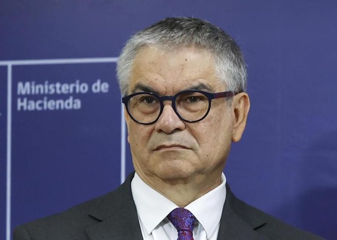 Dimite el ministro chileno de Hacienda, figura clave de Boric, horas antes de un cambio de gabinete