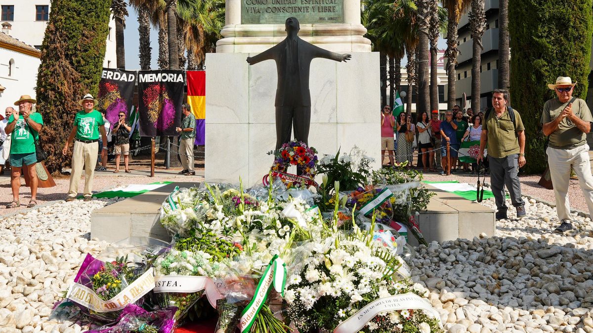 El PP señala a Moreno como garante del «sueño de Blas Infante» y el PSOE le acusa de «desmantelar» Memoria Democrática