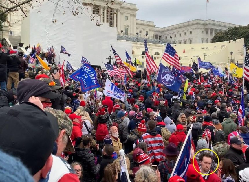 El candidato de Trump a la Oficina de Estadísticas Laborales fue grabado con los manifestantes en el asalto al Capitolio