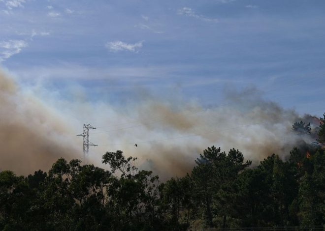 La Xunta califica de «atentado» el incendio «intencionado» en Ponteceso que ha obligado a desalojos y al envío de la UME