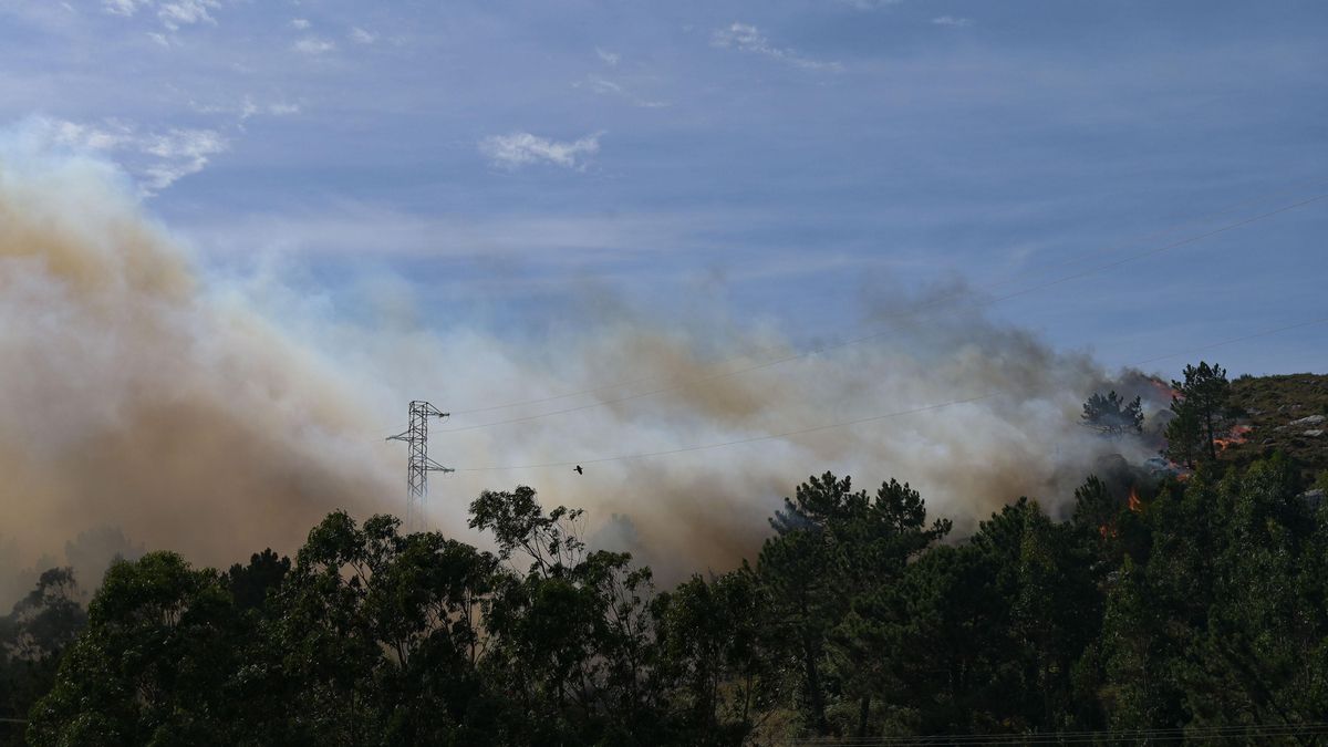 La Xunta califica de «atentado» el incendio «intencionado» en Ponteceso que ha obligado a desalojos y al envío de la UME