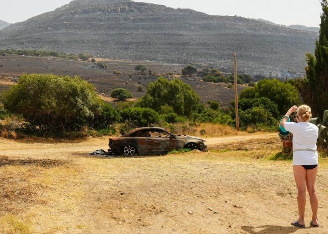 Los cambios de viento complican el control del incendio de Tarifa y mantienen a 1.500 personas desalojadas