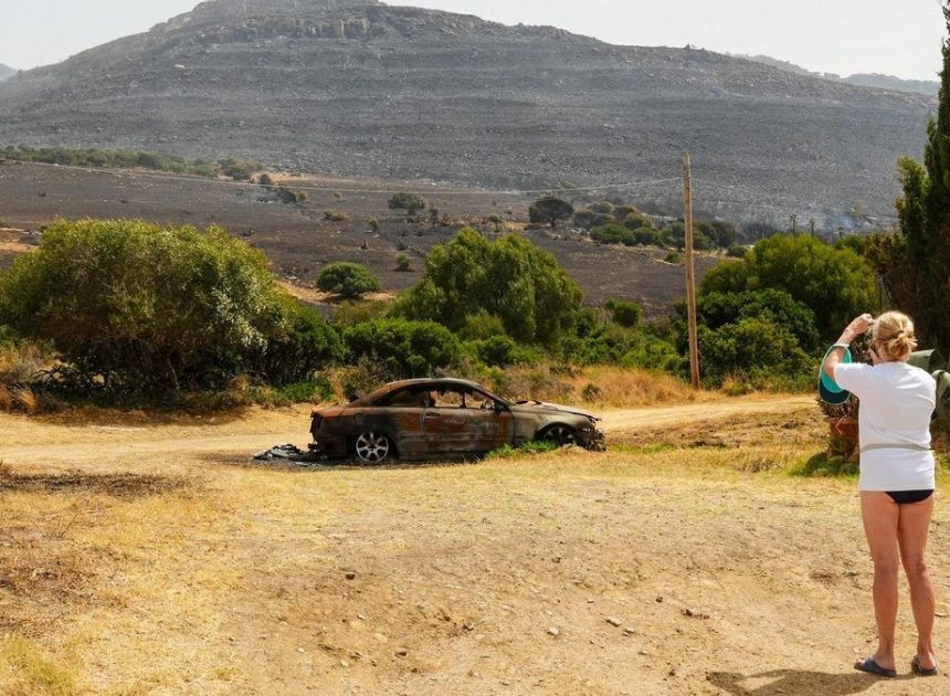 Los cambios de viento complican el control del incendio de Tarifa y mantienen a 1.500 personas desalojadas