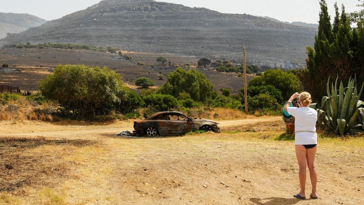 Los cambios de viento complican el control del incendio de Tarifa y mantienen a 1.500 personas desalojadas