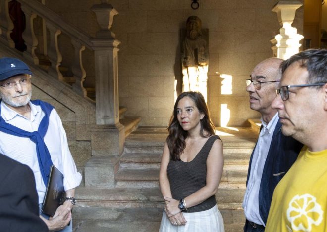 Los Franco abren la Casa Cornide al público tras la multa: un edificio vacío y papeles con membrete de la dictadura