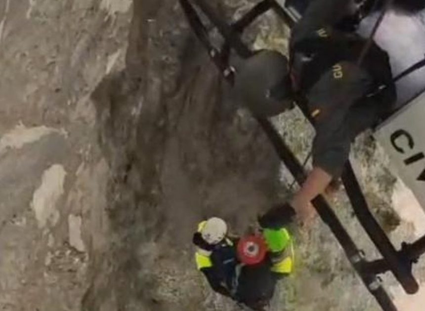 Dos especialistas de la Guardia Civil resultan heridos durante un rescate a dos escaladores en Benasque