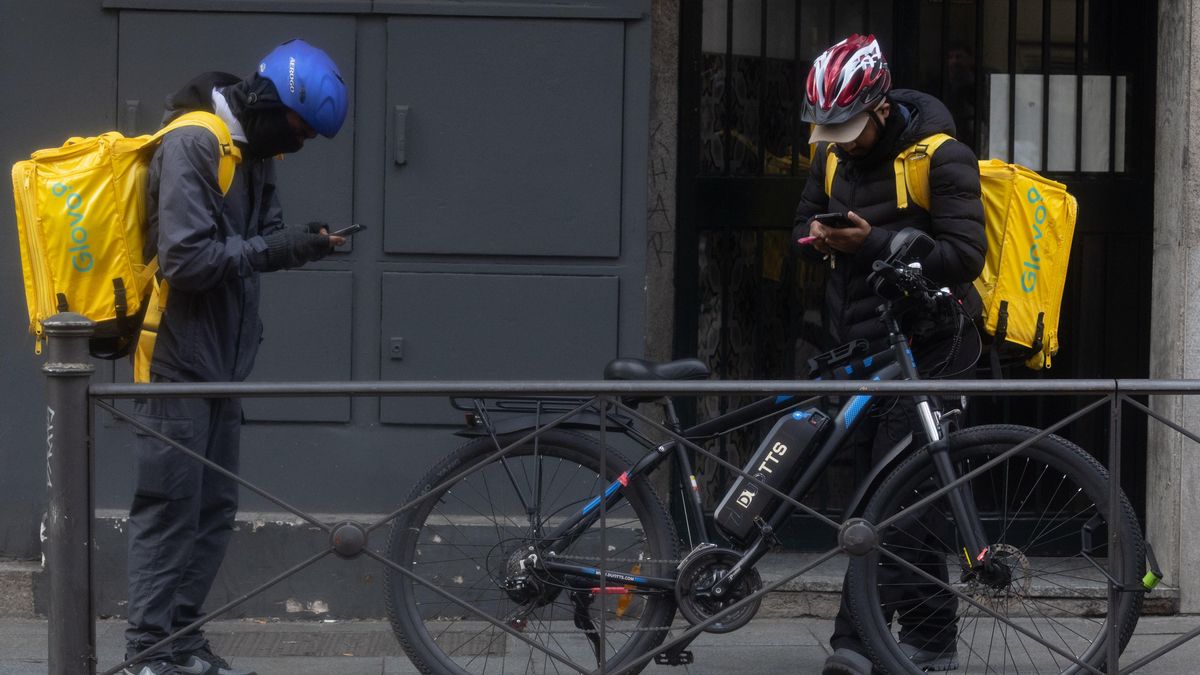 Glovo, sancionada con 850.000 euros por emplear a 64 ‘riders’ inmigrantes sin papeles en Sevilla
