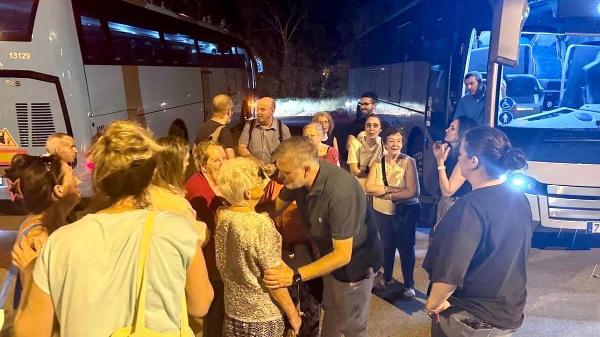 Once incendios forestales activos durante la noche obligan a Extremadura a pedir la intervención de la UME