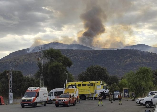 Los incendios en Cáceres obligan a confinar a los vecinos de Oliva de Plasencia y a cortar tramos de la A-66 y la N-630