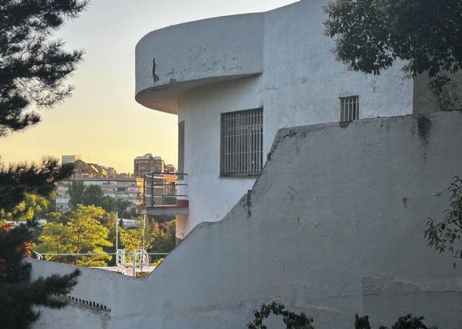 De templo del ocio ‘hollywoodiense’ a ruinas: la deriva de la Piscina Stella, icono del racionalismo acuático en Madrid