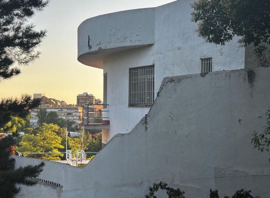 De templo del ocio ‘hollywoodiense’ a ruinas: la deriva de la Piscina Stella, icono del racionalismo acuático en Madrid