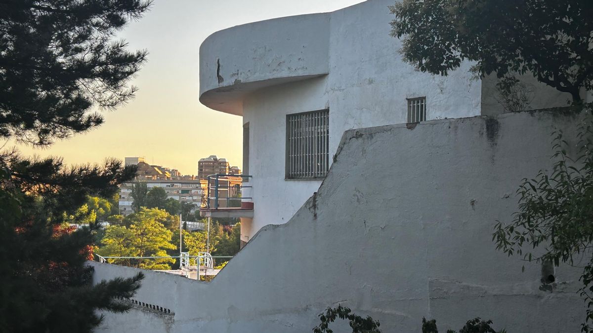 De templo del ocio ‘hollywoodiense’ a ruinas: la deriva de la Piscina Stella, icono del racionalismo acuático en Madrid