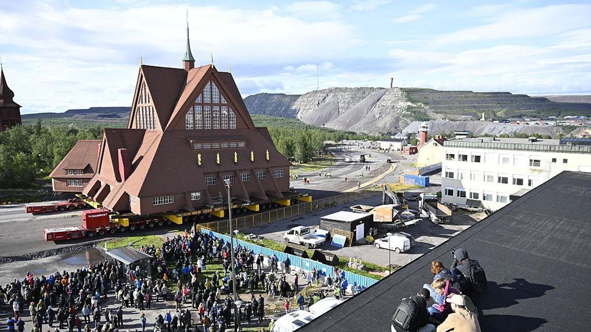 ‘El gran desplazamiento’: un pueblo de Suecia traslada de una sola pieza su iglesia de 670 toneladas