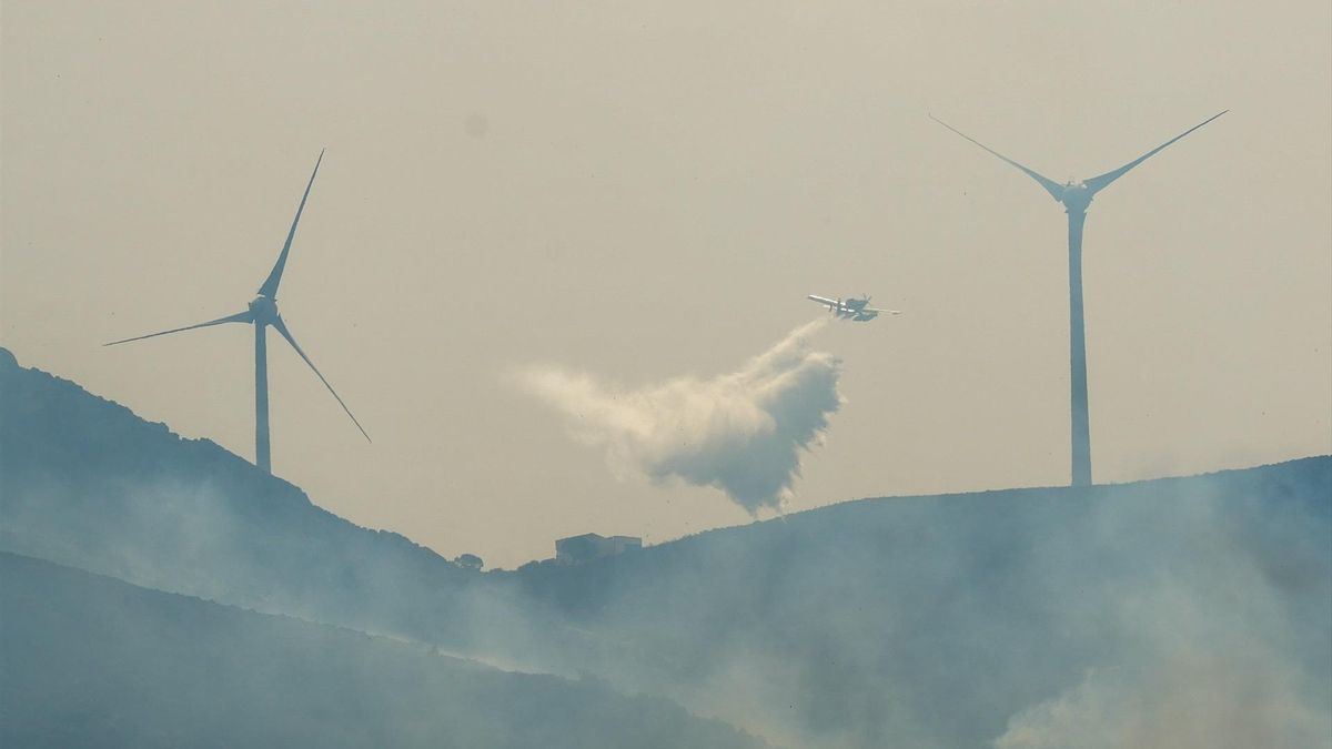 Autorizado el regreso de las 1.500 personas desalojadas en Tarifa al darse por controlado el incendio