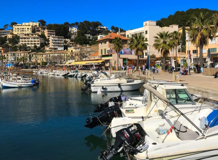Una avioneta acrobática cae al mar en el puerto de Sóller (Mallorca)