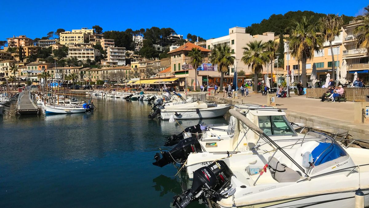 Una avioneta acrobática cae al mar en el puerto de Sóller (Mallorca)
