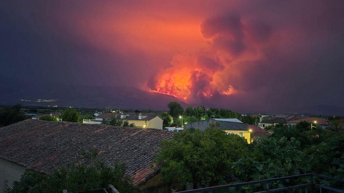 La localidad cacereña de Cabezabellosa vive una “situación crítica” por la reactivación del incendio de Jarilla