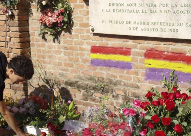Homenaje al legado de las Trece Rosas ante el auge de la extrema derecha en un emotivo acto en La Almudena