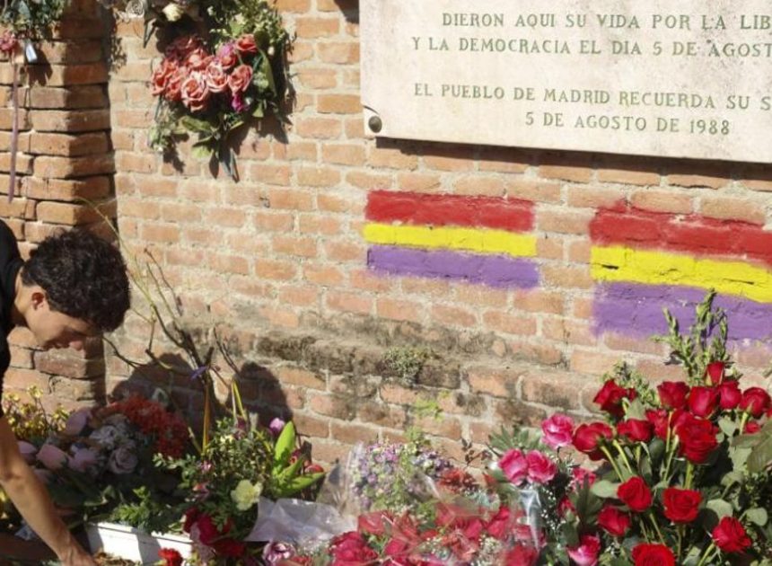 Homenaje al legado de las Trece Rosas ante el auge de la extrema derecha en un emotivo acto en La Almudena