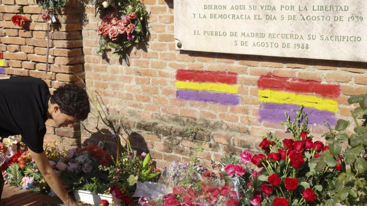 Homenaje al legado de las Trece Rosas ante el auge de la extrema derecha en un emotivo acto en La Almudena