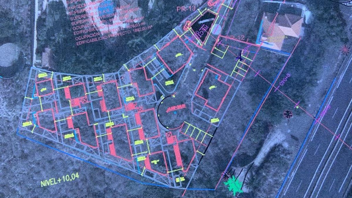 Un informe municipal pide suspender la licencia de los chalets de lujo que ‘muerden’ El Rincón, un espacio protegido