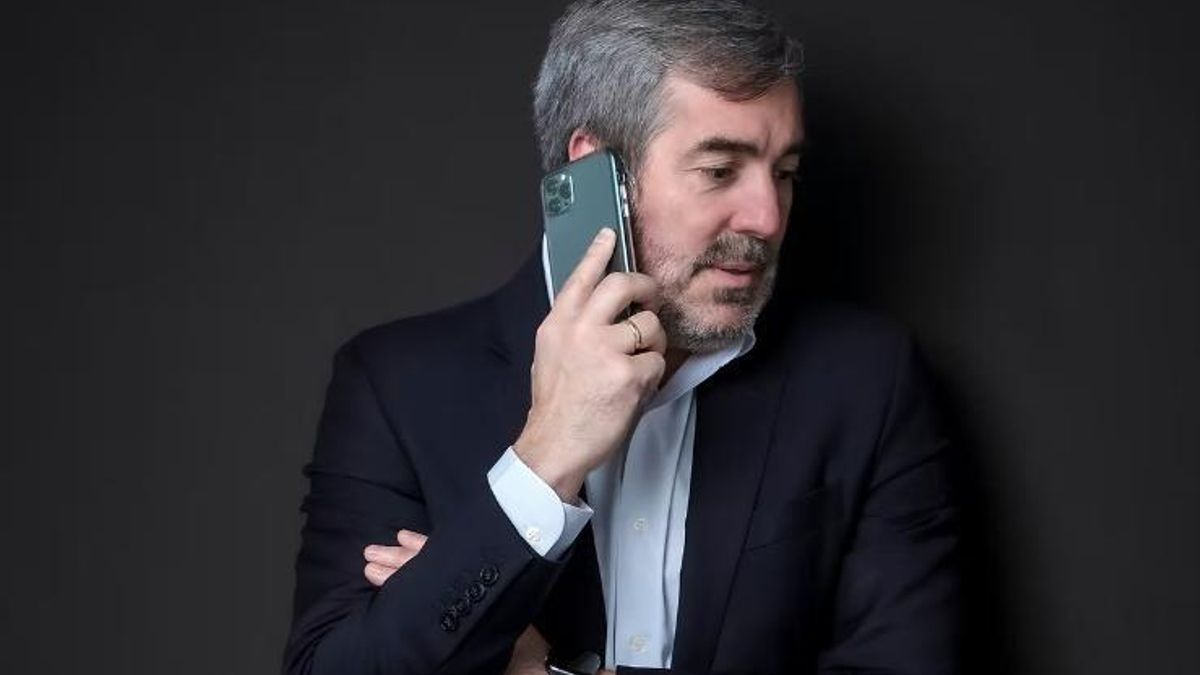 Los currículos mutantes del presidente de Canarias y su consejero de Obras Públicas, según la web que los presente