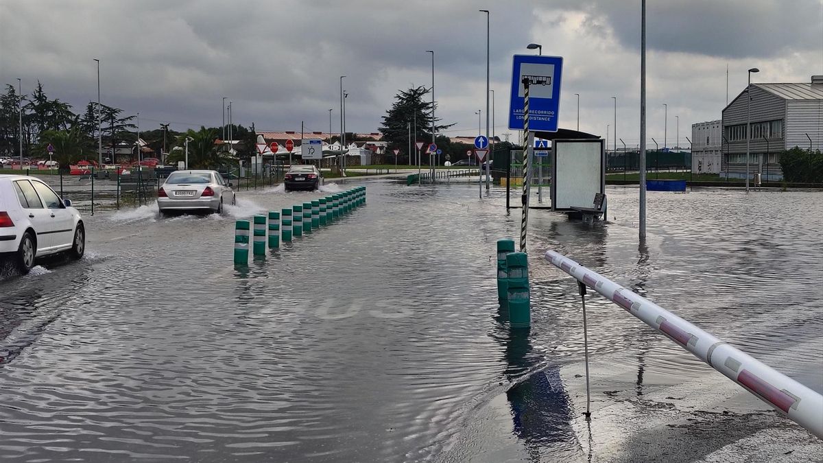 Las fuertes lluvias provocan inundaciones, accidentes y el colapso del tráfico en varios puntos de Cantabria